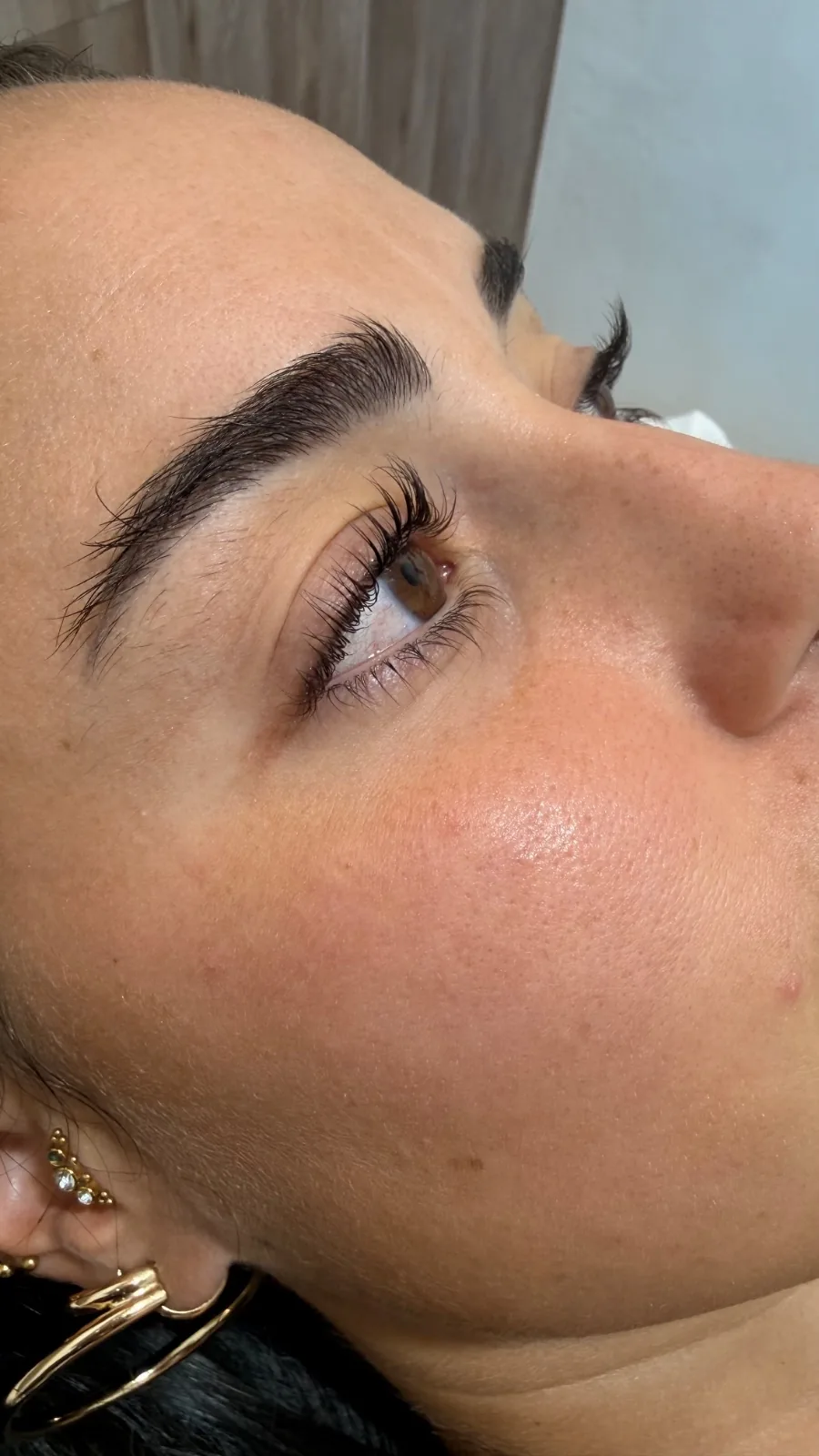 Perfil de ojo con pestañas rizadas hacia arriba y ceja peinada